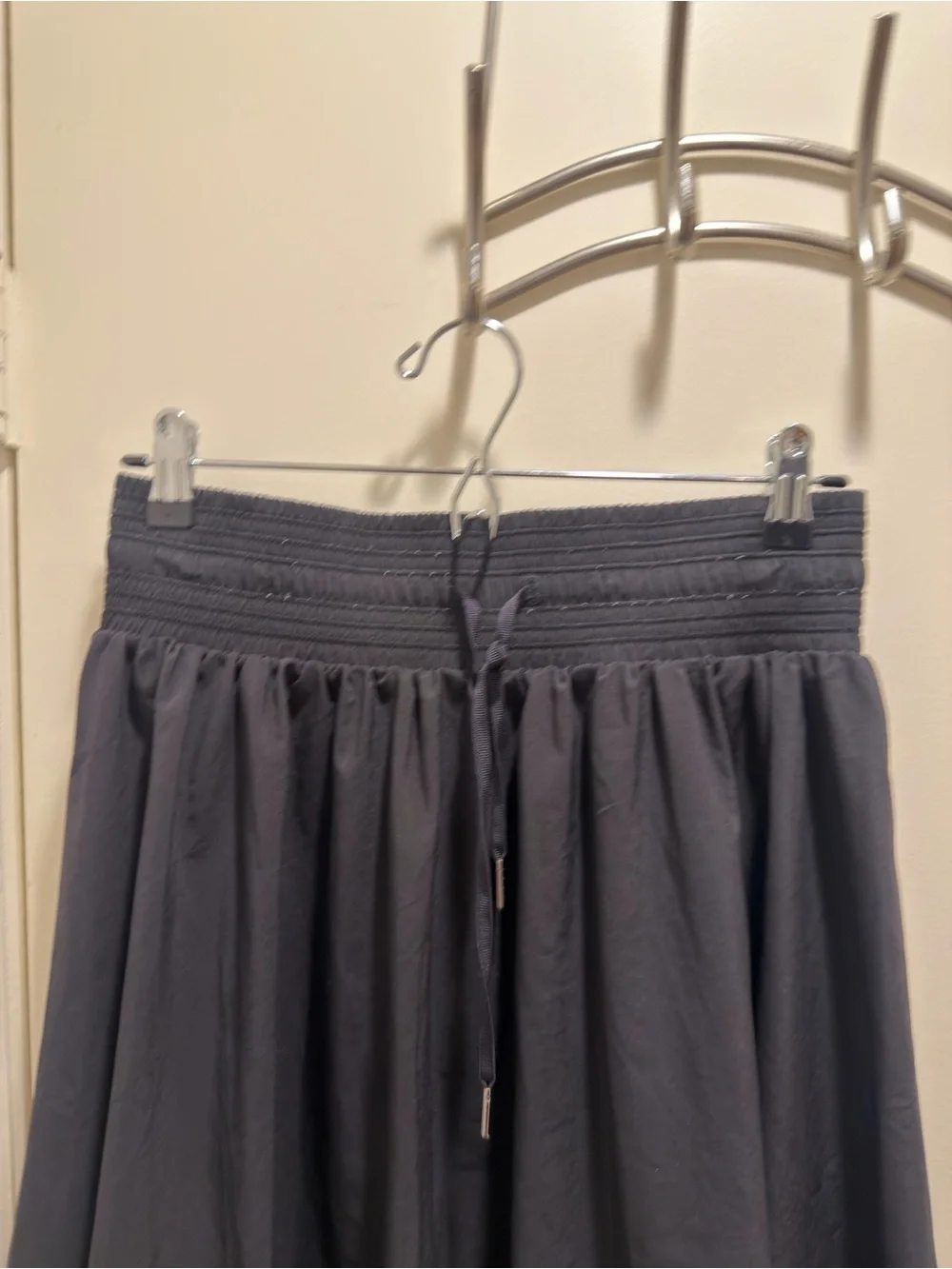 lululemon athletica Charcoal High-Low Smocked-Waist Skirt the everyday black 8
